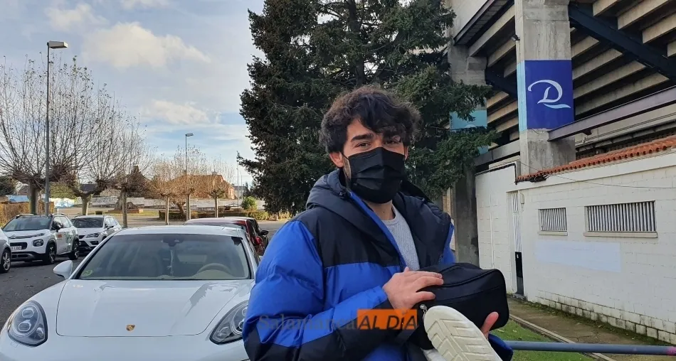 Javi Navas posa para SALAMANCA AL DÍA en su llegada al Helmántico