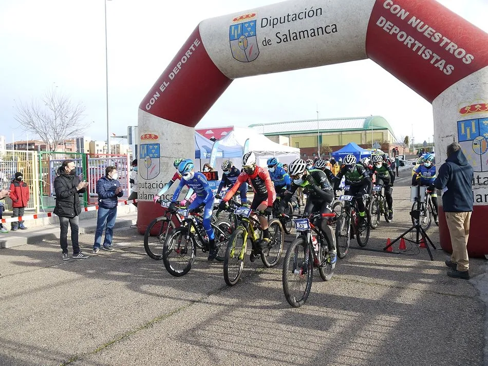 Foto 11 - Carbajosa de la Sagrada corona a los ganadores de la V Vuelta a Salamanca M&aacute;ster