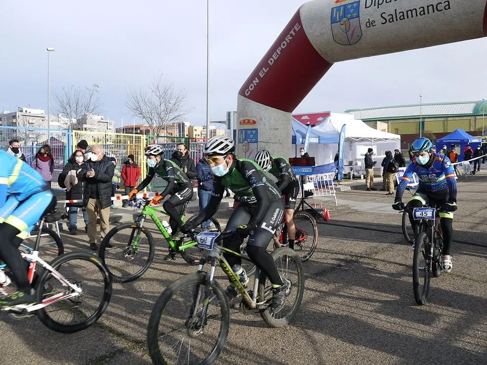 Foto 10 - Carbajosa de la Sagrada corona a los ganadores de la V Vuelta a Salamanca M&aacute;ster