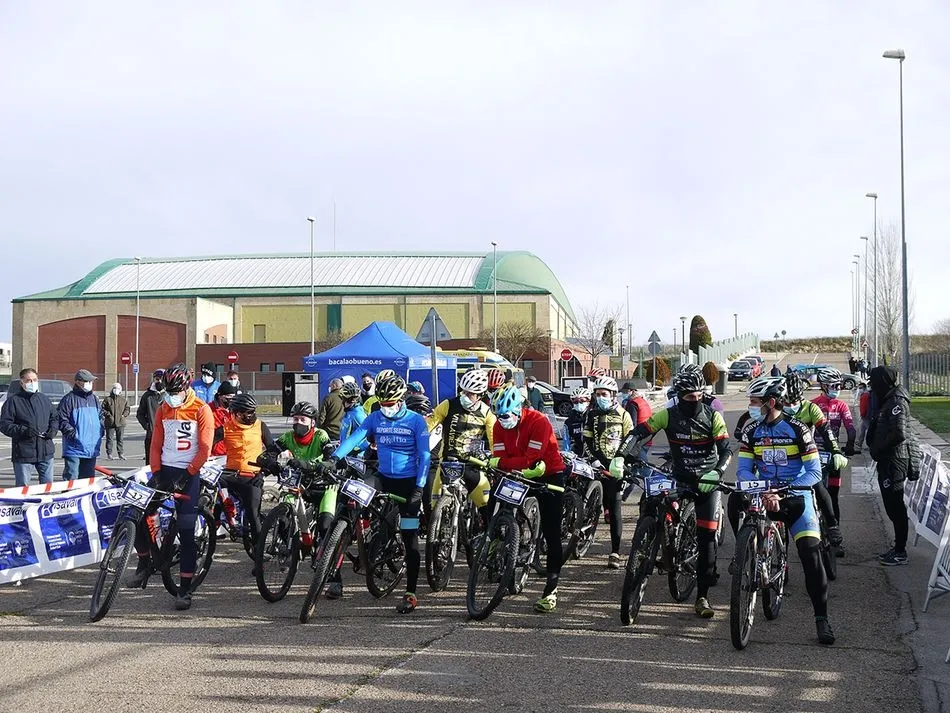 Foto 7 - Carbajosa de la Sagrada corona a los ganadores de la V Vuelta a Salamanca M&aacute;ster
