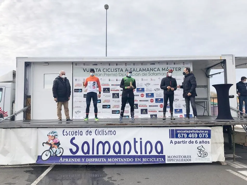 Foto 6 - Carbajosa de la Sagrada corona a los ganadores de la V Vuelta a Salamanca M&aacute;ster