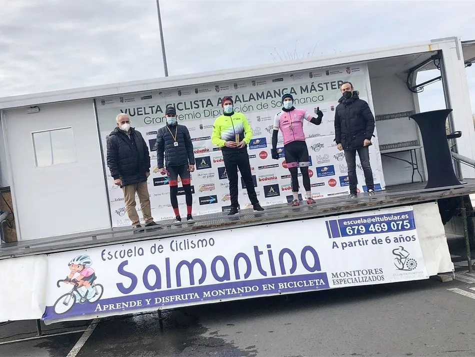 Foto 5 - Carbajosa de la Sagrada corona a los ganadores de la V Vuelta a Salamanca M&aacute;ster