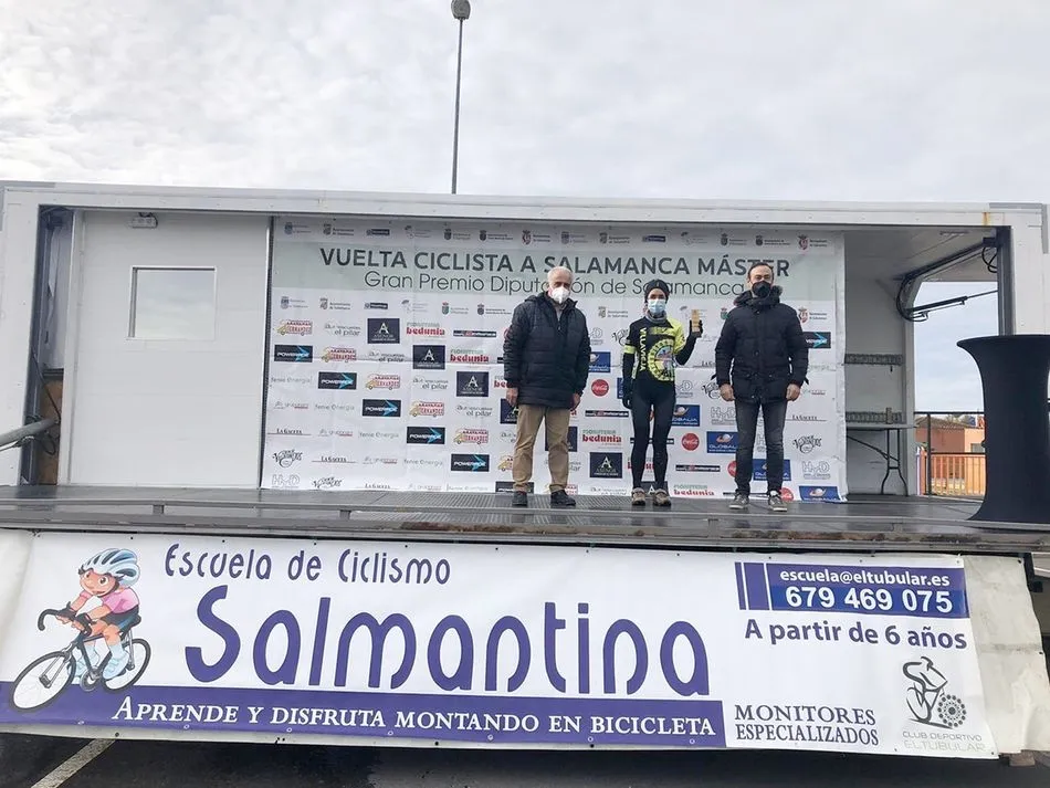 Foto 4 - Carbajosa de la Sagrada corona a los ganadores de la V Vuelta a Salamanca M&aacute;ster