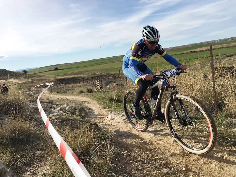 Foto 3 - Carbajosa de la Sagrada corona a los ganadores de la V Vuelta a Salamanca M&aacute;ster