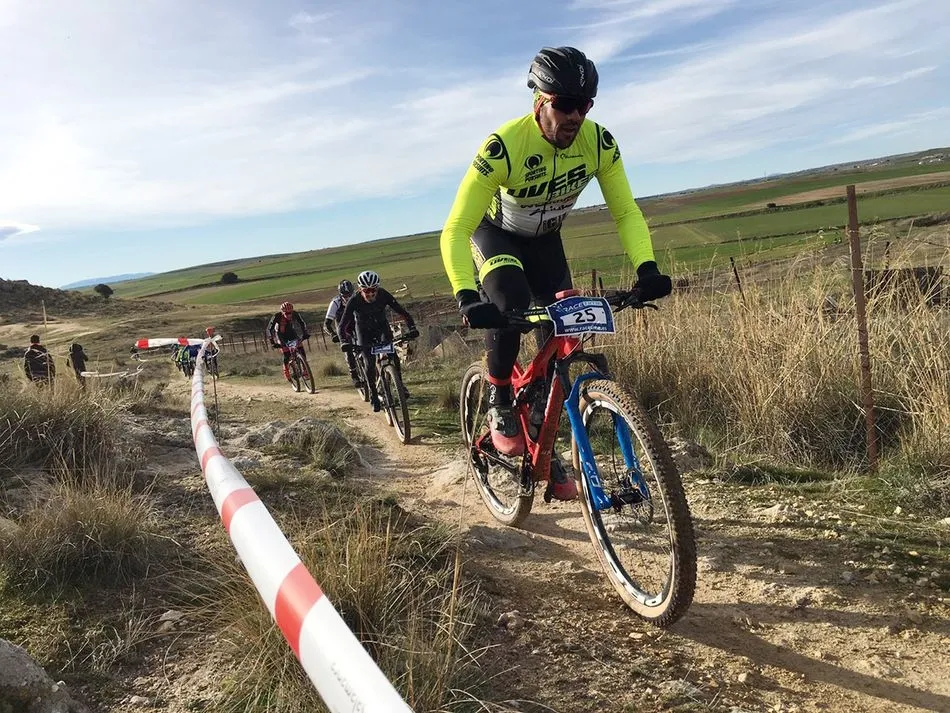Foto 2 - Carbajosa de la Sagrada corona a los ganadores de la V Vuelta a Salamanca M&aacute;ster