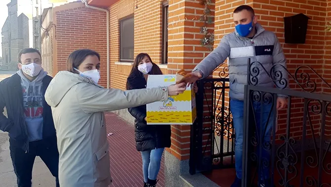 La Asociación Raga+ repartía churros en Ragama a beneficio del Banco de Alimentos