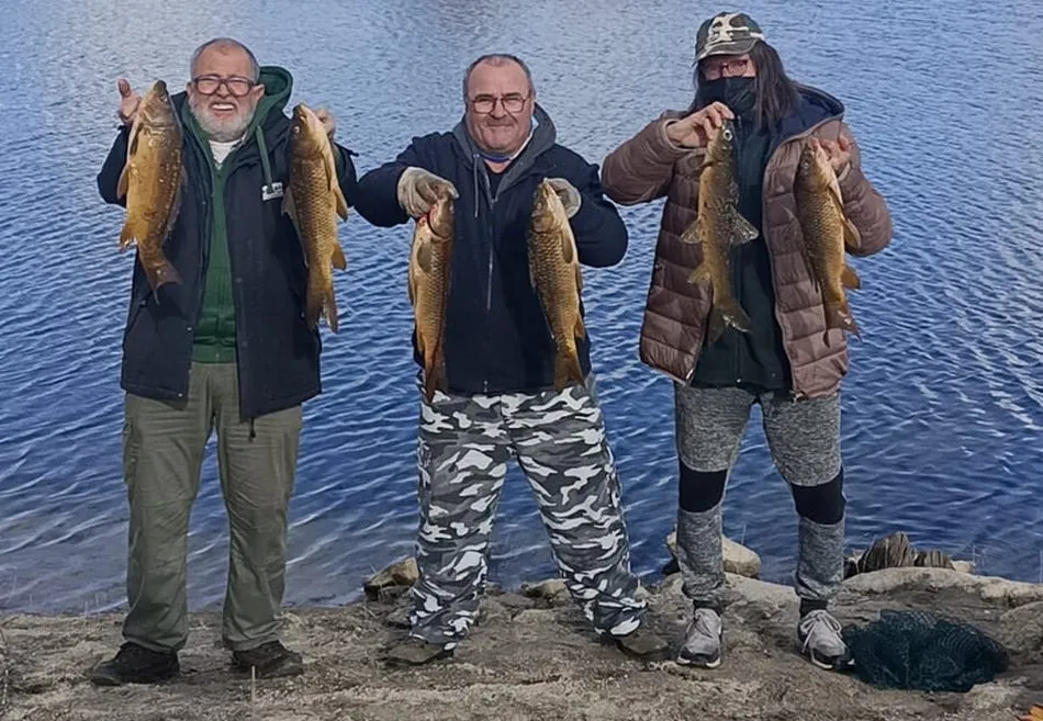 José Ignacio, Fernando y Javier con algunas de las capturas realizadas en Monleras