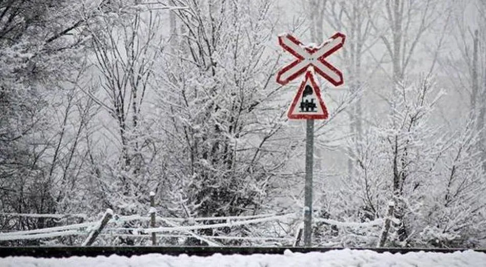 La nieve y el hielo obliga a usar cadenas en nueve tramos de carreteras de Castilla y León  