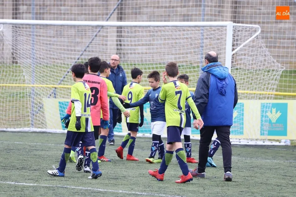 Niños del Helmántico y el Villamayor se saludan tras un partido en Los Cuernos