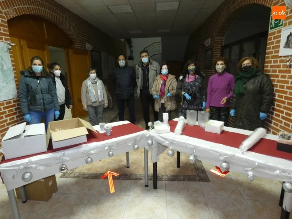 Miembros de la Asociación de Mujeres la Vega y de la Asociación de Mayores San Pedro junto a Julián Barrera, alcalde de Villoria durante el reparto del chocolate. | Jorge Holguera