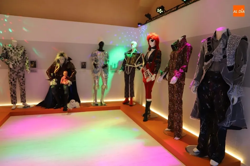 Foto 7 - &lsquo;La moda seg&uacute;n David Bowie&rsquo;, la original exposici&oacute;n del Museo del Comercio de Salamanca
