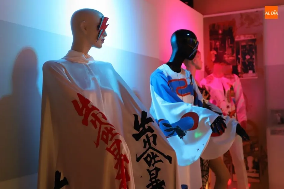 Foto 6 - &lsquo;La moda seg&uacute;n David Bowie&rsquo;, la original exposici&oacute;n del Museo del Comercio de Salamanca
