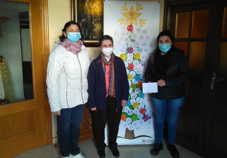 El Colegio Misioneras-Santa Teresa recauda 650€ con la venta de las bolas solidarias de Cáritas  