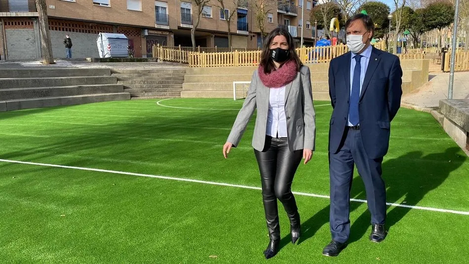Foto 2 - El bulevar de la calle Alfareros se transforma en una zona m&aacute;s verde y con renovados juegos...