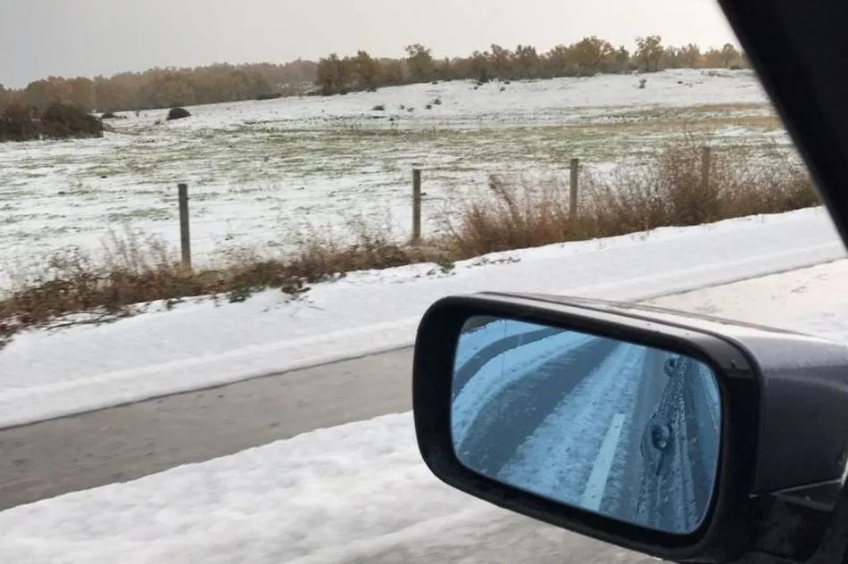 La nieve y el hielo cierran tres carreteras y obliga a usar cadenas en una veintena de tramos en...
