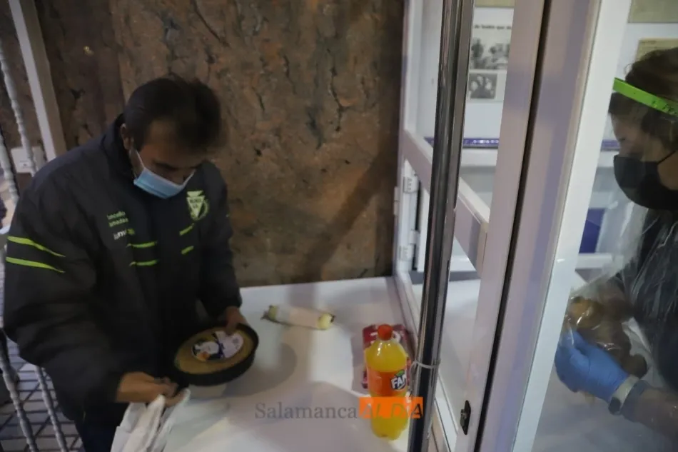 Una chica entrega un bocadillo / Lydia González