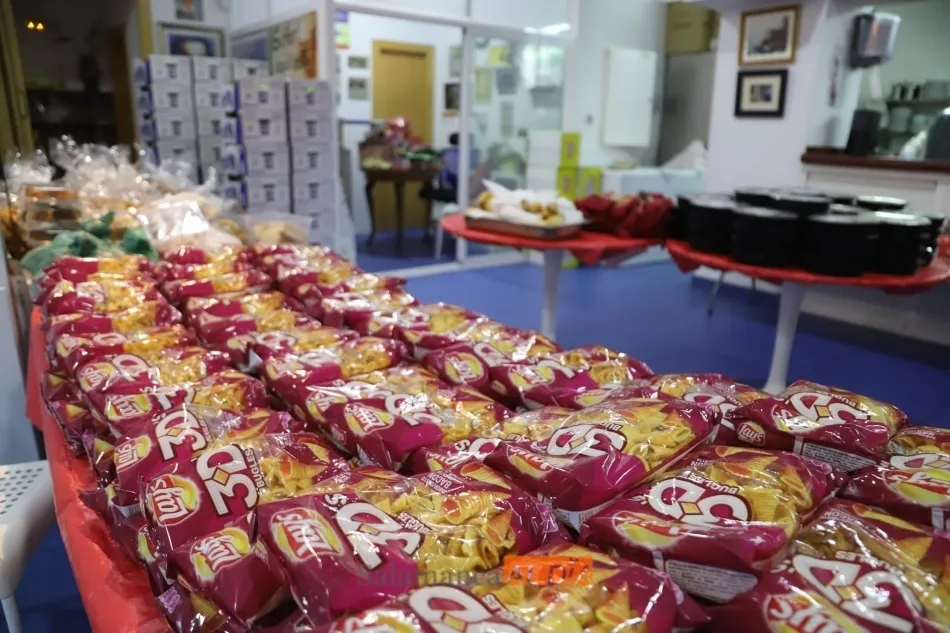 Foto 7 - Reparten bocadillos de jam&oacute;n en el Comedor de los Pobres para ayudar a los m&aacute;s necesitados en...