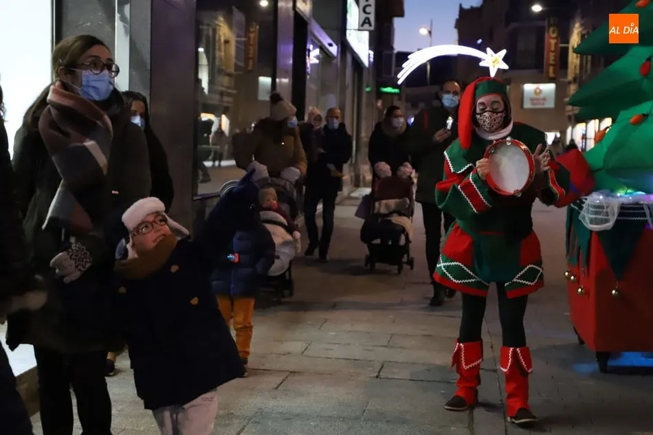 Foto 9 - Los duendes de Navidad llevan la alegr&iacute;a a las calles de Salamanca