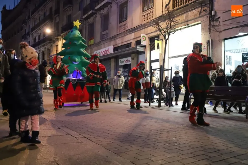 Foto 6 - Los duendes de Navidad llevan la alegr&iacute;a a las calles de Salamanca