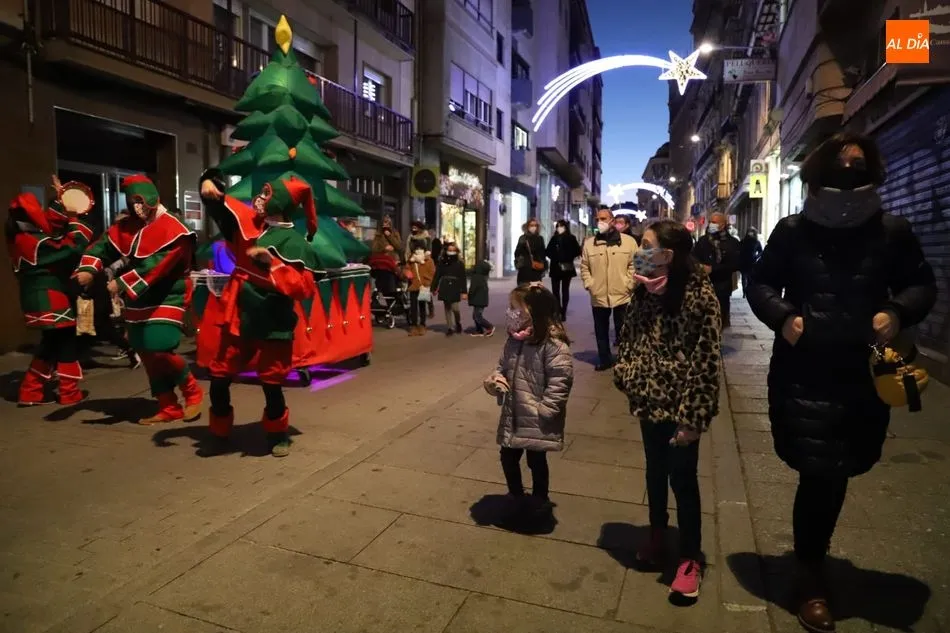 Foto 5 - Los duendes de Navidad llevan la alegr&iacute;a a las calles de Salamanca