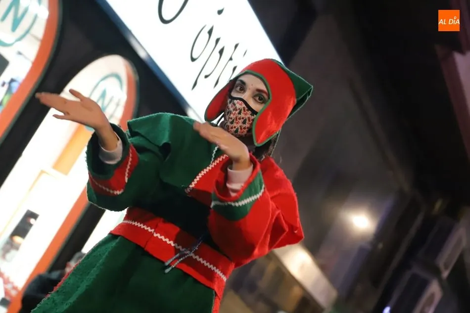 Foto 4 - Los duendes de Navidad llevan la alegr&iacute;a a las calles de Salamanca