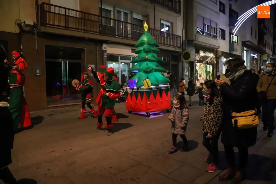 Foto 3 - Los duendes de Navidad llevan la alegr&iacute;a a las calles de Salamanca