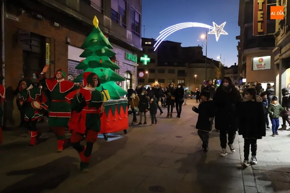 Foto 2 - Los duendes de Navidad llevan la alegr&iacute;a a las calles de Salamanca