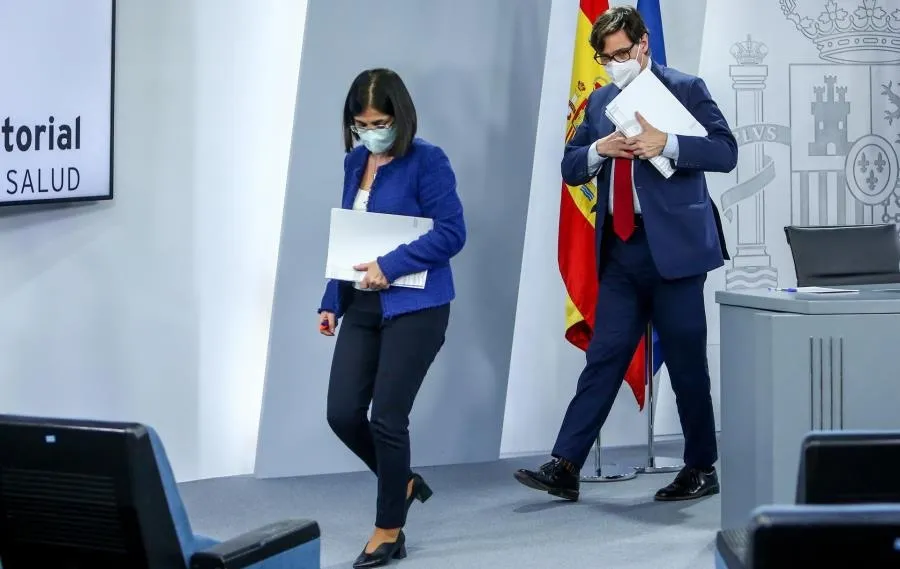 El ministro de Sanidad, Salvador Illa (d), junto a la ministra de Política Territorial y Función Pública, Carolina Darias. Foto de R.Rubio. POOL - EP