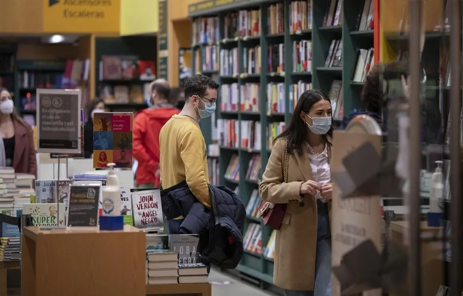 Varias personas en una librería