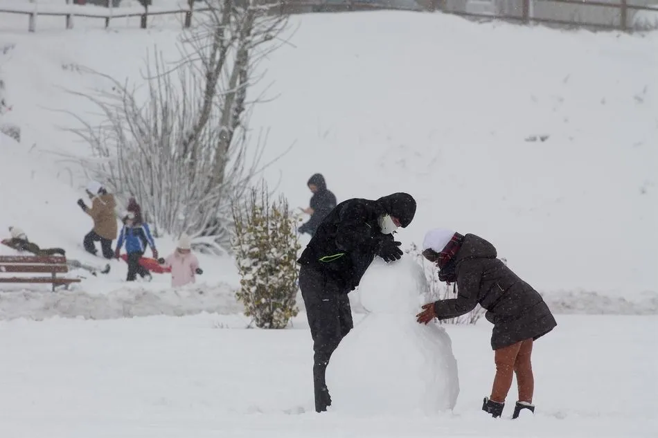 Un frente frío entra mañana por el norte peninsular, dejando nieve y temperaturas bajas en el...