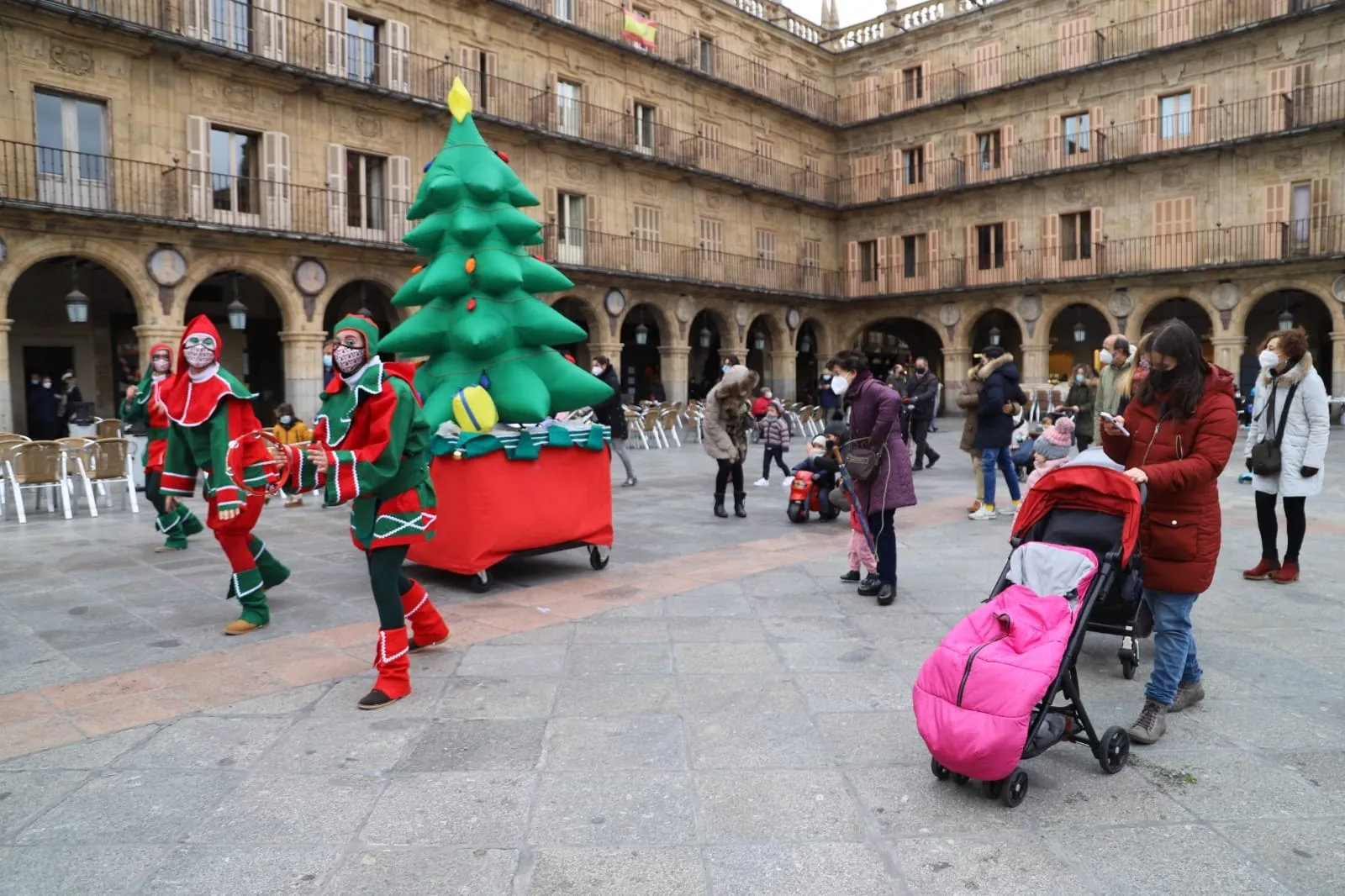 Foto 6 - &lsquo;Los duendes de la navidad&rsquo; vuelven a animar el centro de Salamanca, de la mano de Kamaru Teatro
