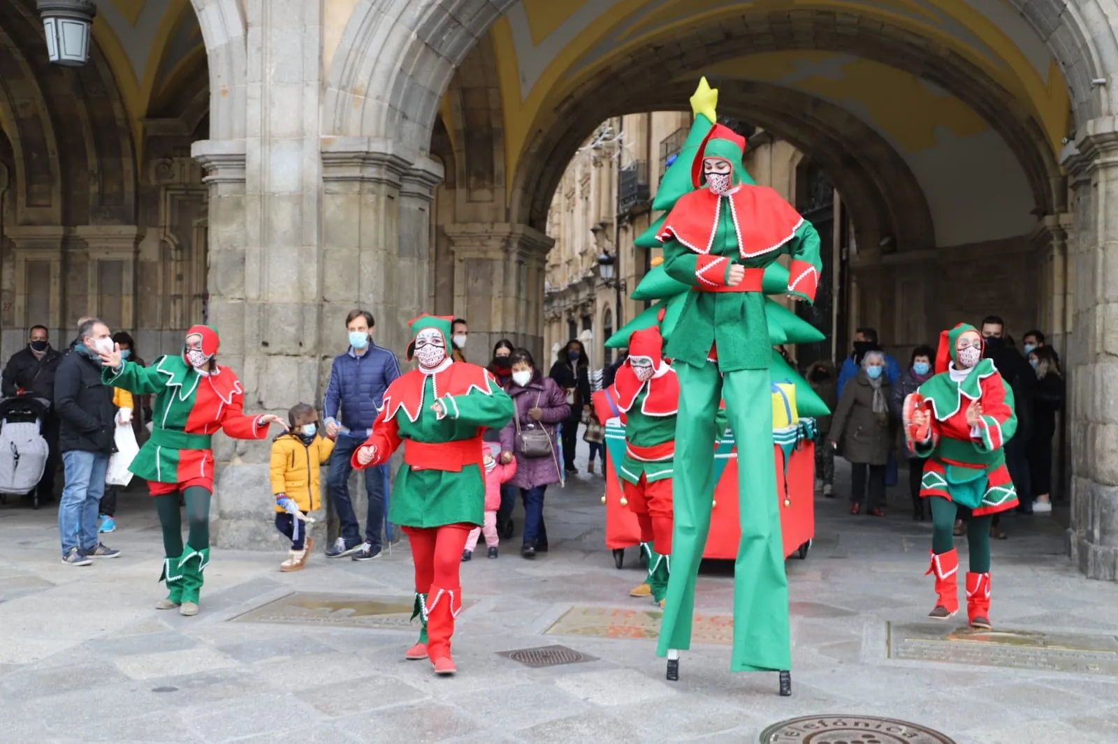 Foto 4 - &lsquo;Los duendes de la navidad&rsquo; vuelven a animar el centro de Salamanca, de la mano de Kamaru Teatro