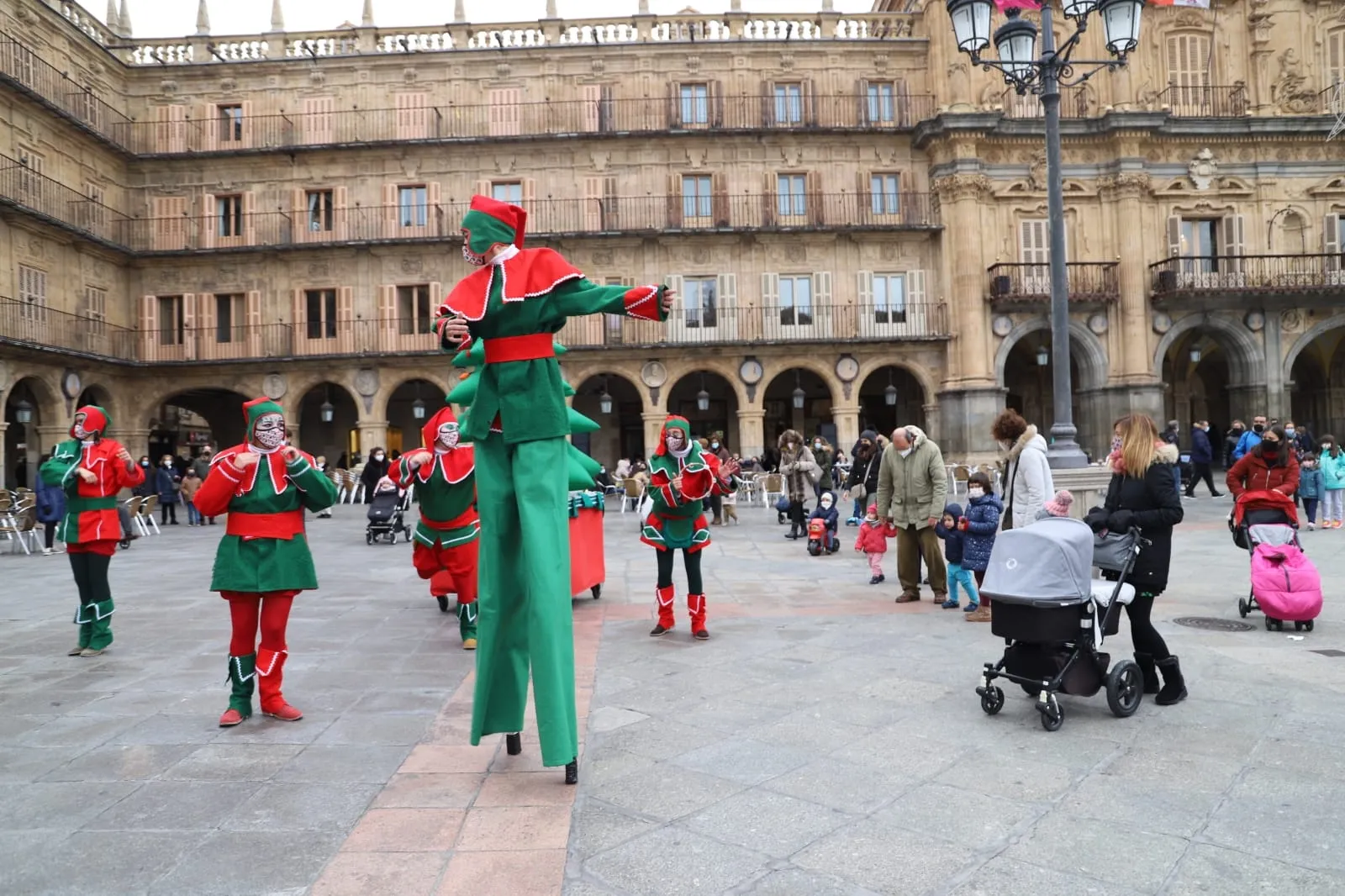 Foto 3 - &lsquo;Los duendes de la navidad&rsquo; vuelven a animar el centro de Salamanca, de la mano de Kamaru Teatro