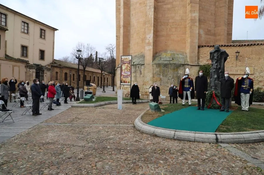 Foto 7 - Salamanca defiende el legado de Unamuno con la tradicional ofrenda floral, en el 84 aniversario de...