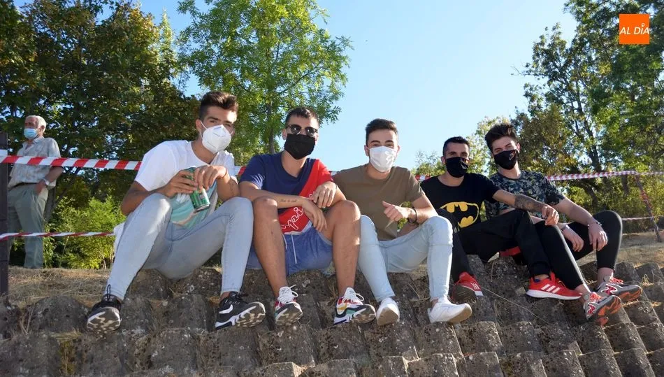 Jóvenes y mascarillas. Una generación de jóvenes ha tenido que adaptarse para continuar su formación online, sufre la mayor tasa de desempleo de la historia y ha tenido que aprender a socializar sin abrazos y a sonreír con la mirada