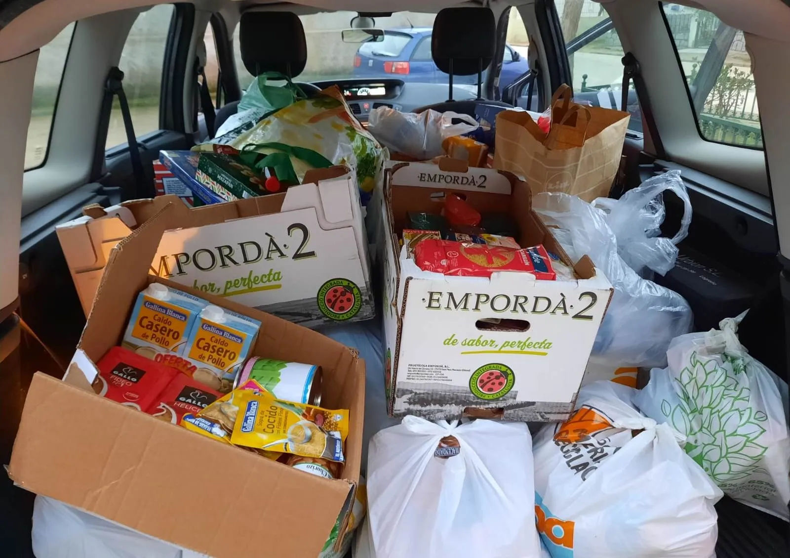 Foto 4 - Recogidos 1.150 kilos de alimentos en las parroquias dirigidas por Gabriel &Aacute;ngel Cid  
