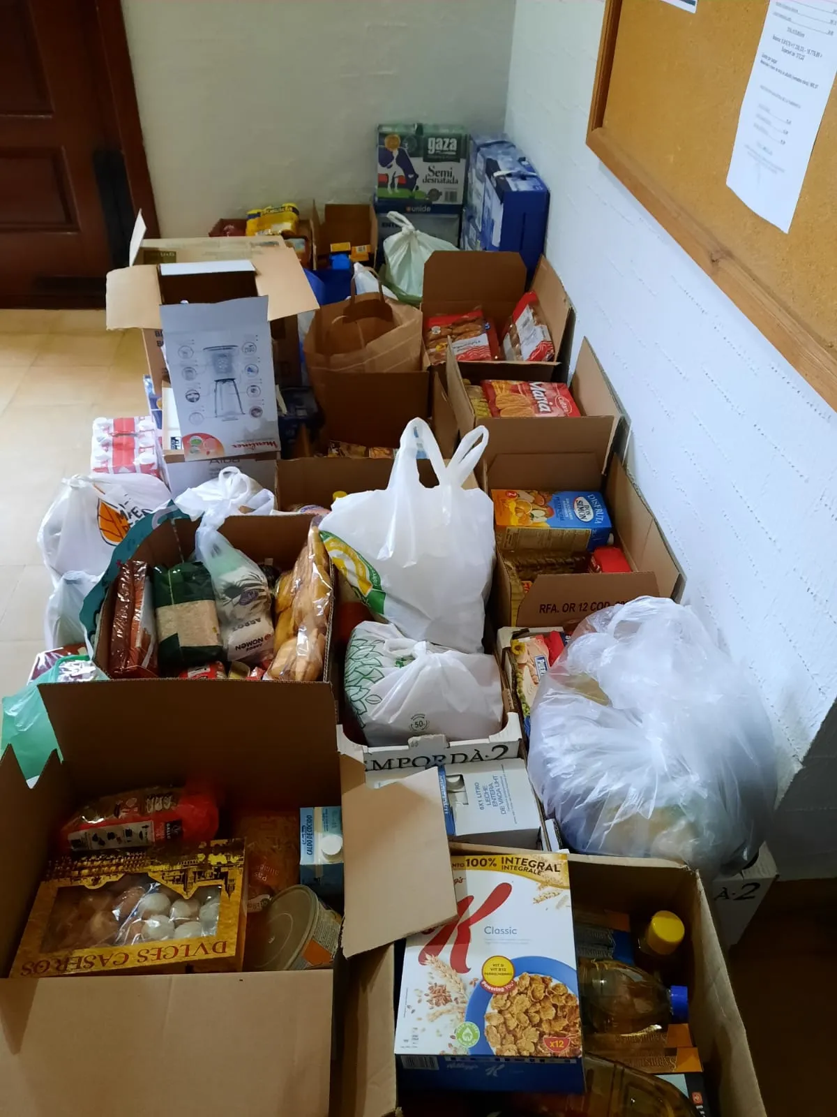 Foto 2 - Recogidos 1.150 kilos de alimentos en las parroquias dirigidas por Gabriel &Aacute;ngel Cid  