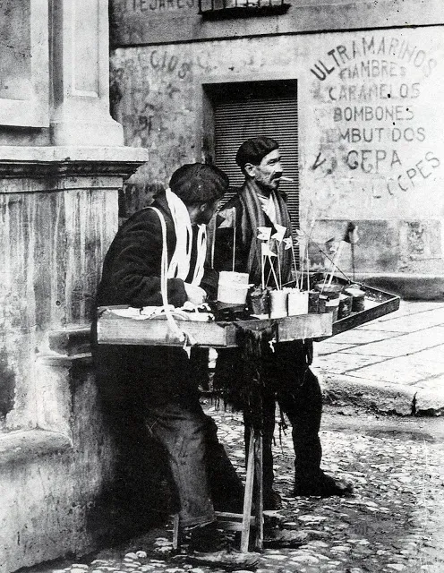 Foto 2 - Los vendedores de zambombas, que regresaban a la ciudad con la Navidad