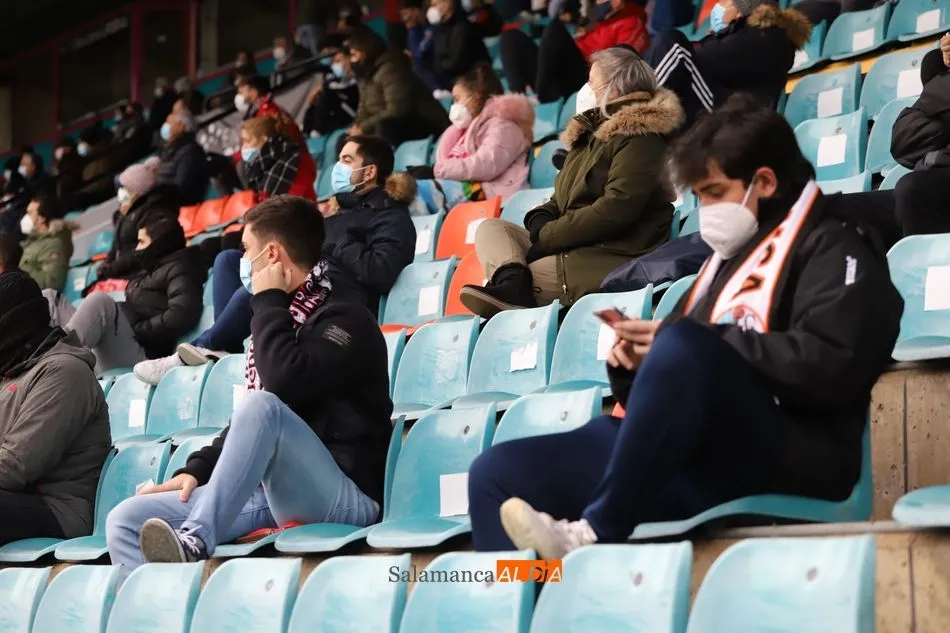 Foto 2 - El Helm&aacute;ntico no deja de creer en &lsquo;su&rsquo; Salamanca UDS y se rinde a Escobar al grito de &iexcl;s&iacute; se ...