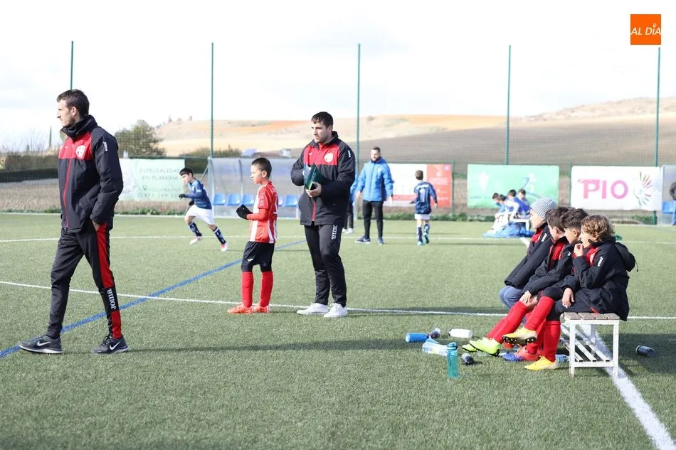 Aitor López y José Ángel Cuervo, entrenadores del Pizarrales, en un partido del curso pasado