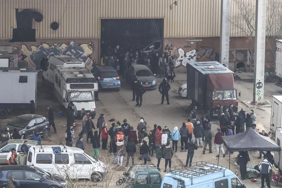 Mossos dEsquadra, frente a varios de los participantes de la ‘rave’ que se celebraba desde la noche de fin de año - Martí Segura Ramoneda