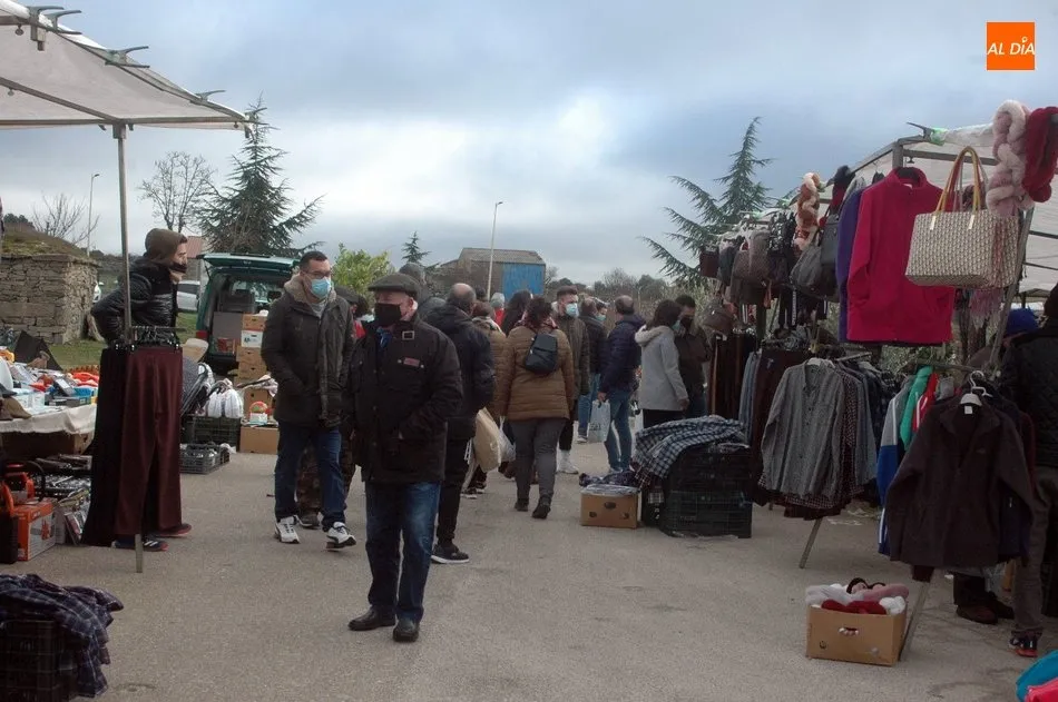 Foto 11 - El mercadillo de Trabanca comienza 2021 rozando los 0 grados y con una floja afluencia de p&uacute;blico  