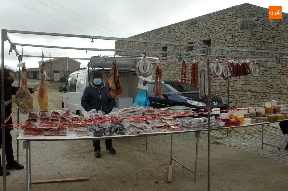Foto 5 - El mercadillo de Trabanca comienza 2021 rozando los 0 grados y con una floja afluencia de p&uacute;blico  