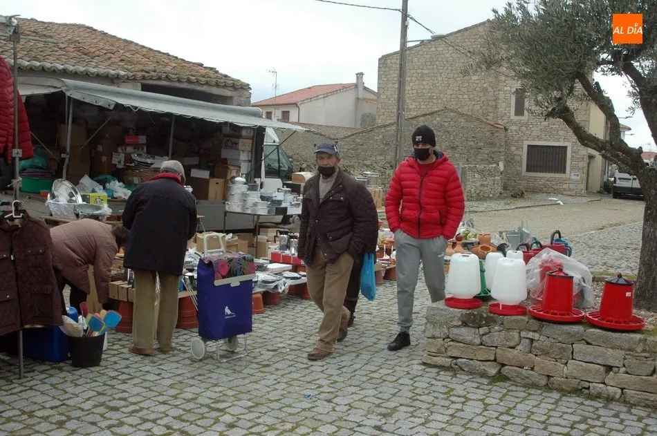 Foto 4 - El mercadillo de Trabanca comienza 2021 rozando los 0 grados y con una floja afluencia de p&uacute;blico  