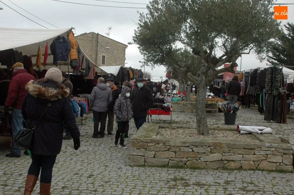 Foto 3 - El mercadillo de Trabanca comienza 2021 rozando los 0 grados y con una floja afluencia de p&uacute;blico  