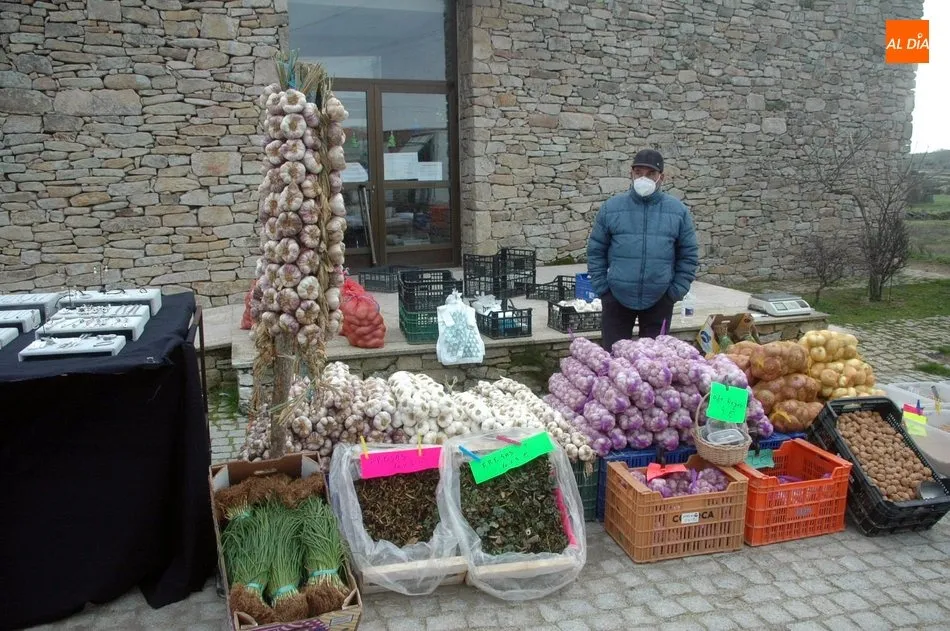 Foto 2 - El mercadillo de Trabanca comienza 2021 rozando los 0 grados y con una floja afluencia de p&uacute;blico  