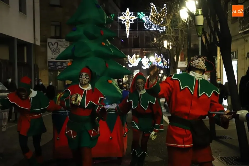 La Navidad sigue presente en Salamanca con el pasacalles de Kamaru Teatro
