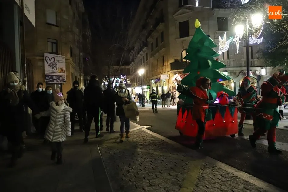Foto 7 - La Navidad sigue presente en Salamanca con el pasacalles de Kamaru Teatro