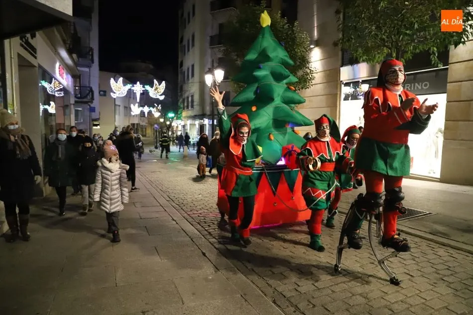 Foto 6 - La Navidad sigue presente en Salamanca con el pasacalles de Kamaru Teatro