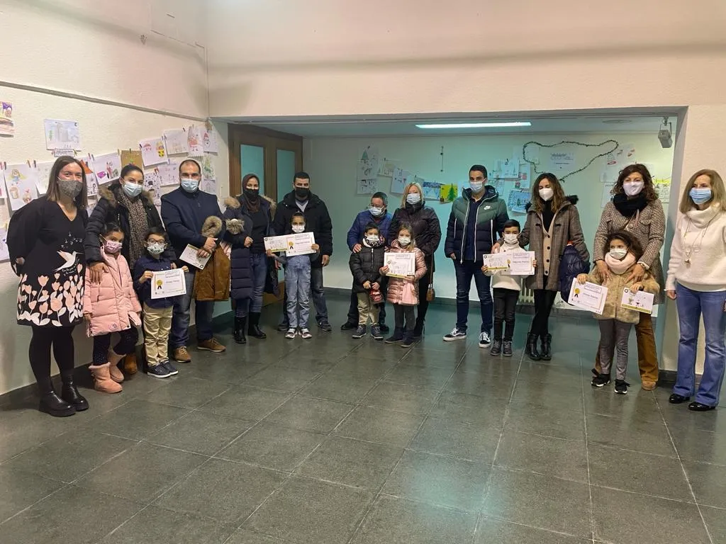 Ganadores del concurso de postales durante la entrega de premios